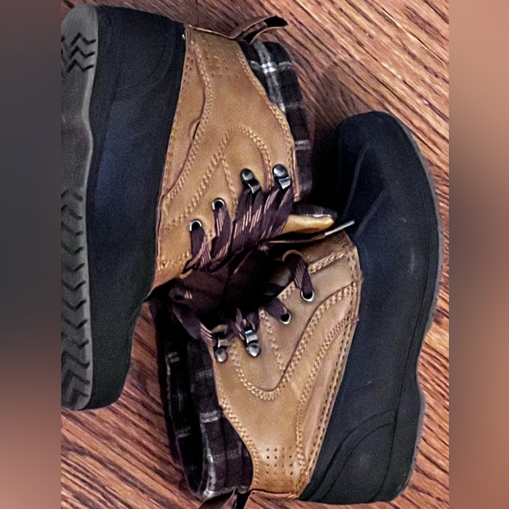 Magellan Outdoors Boys' Duck Boots Ill
Size: 2D
Excellent Preowned Condition